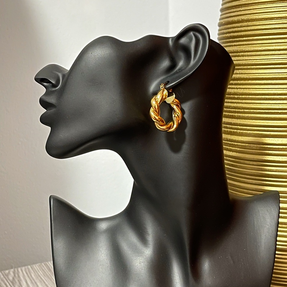 ✨Gorgeous 18K GP Twisted Hoop Earrings